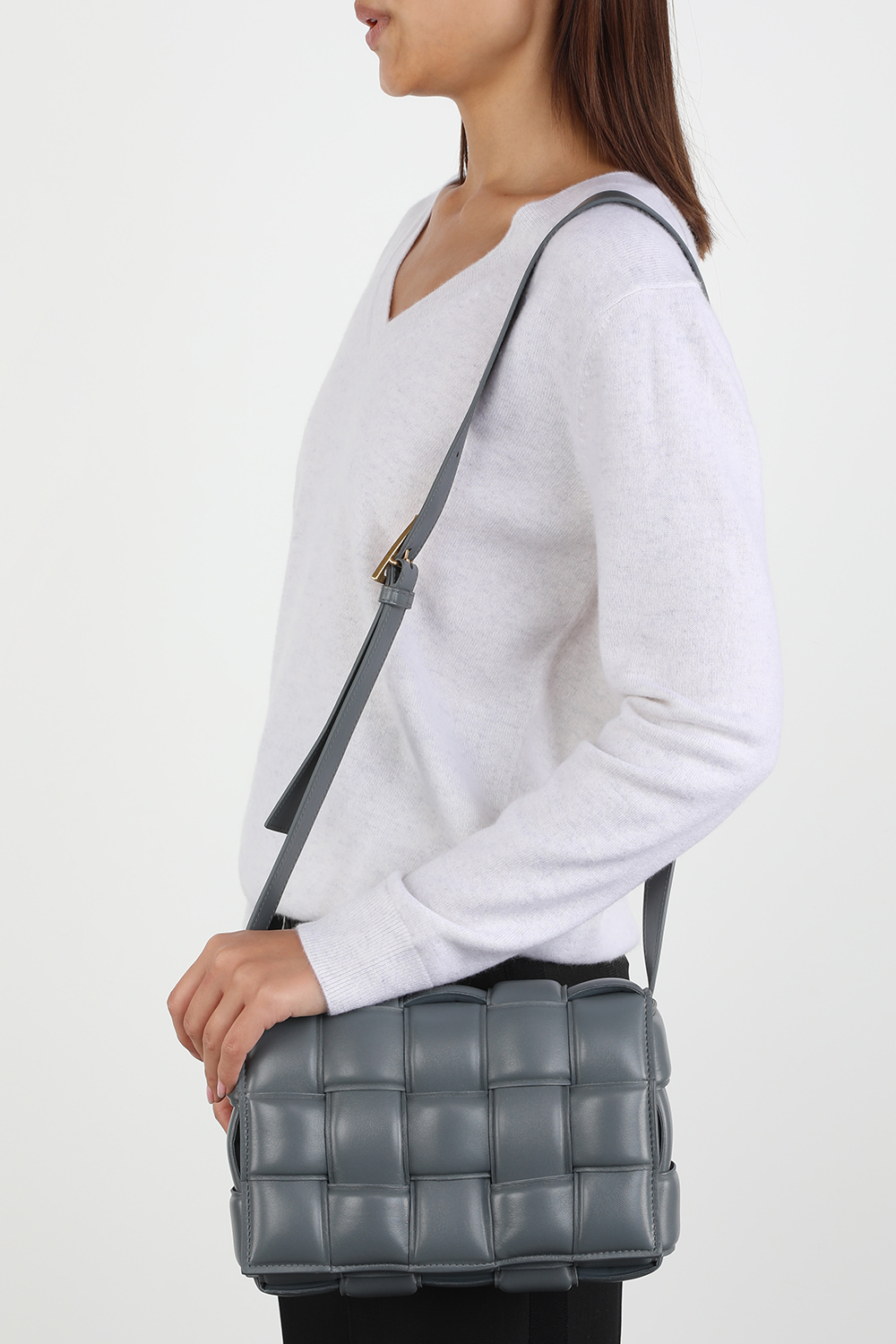 סוודר לבן עם צווארון וי